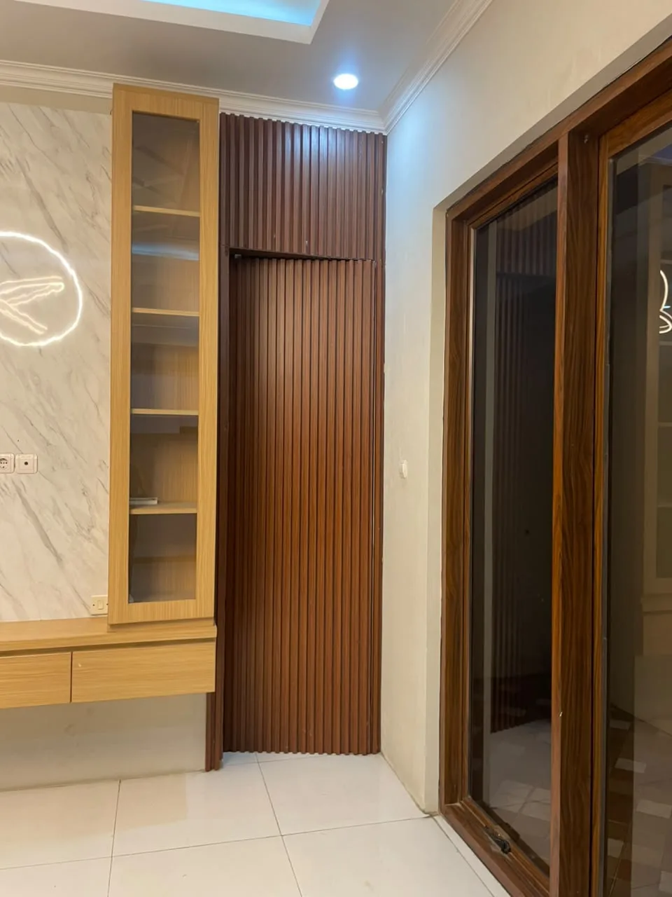 Detail storage elegan di bawah tangga Tipe 80/88