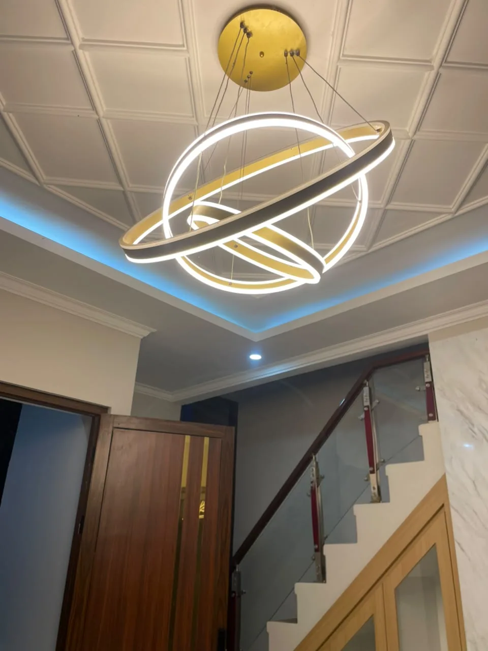 Foyer dengan lampu gantung Tipe 80/88 GPA The Luxury